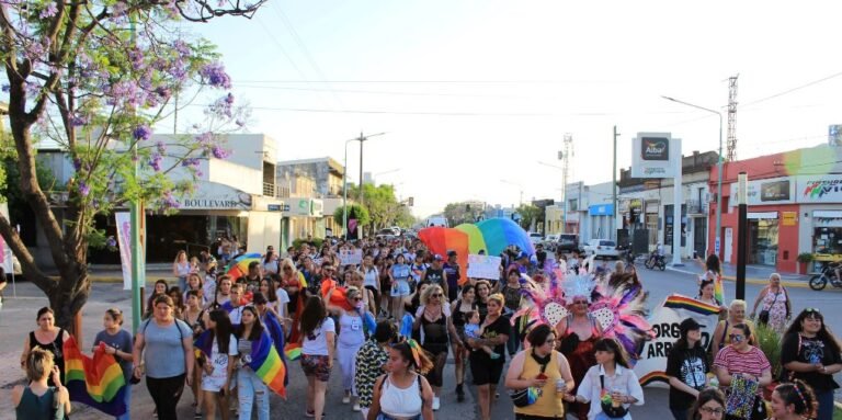 Marcha del Orgullo: del reclamo a la celebración sin bajar las banderas