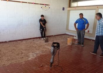 Colocan nuevos pisos en la Escuela Normal Superior