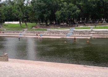 Precaución: por favor, no te metas al río