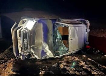 Robo de camioneta, persecución y vuelco