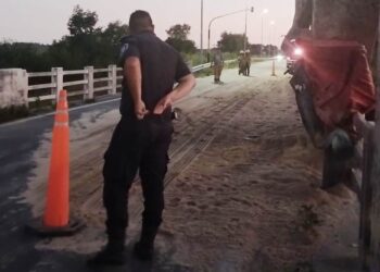Un camión se chocó el puente de la Geopé