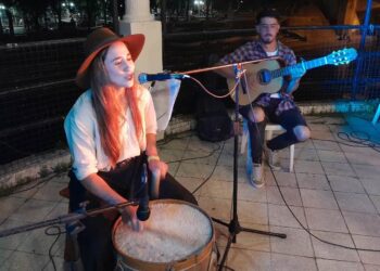 Rochi Bava la rompió en otra gran noche de peña en el Balneario