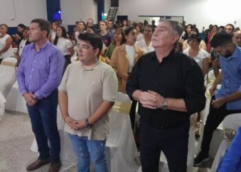 Bouvier acompañó la celebración de los 13 años de la iglesia “Arrecifes Oramos por Vos”