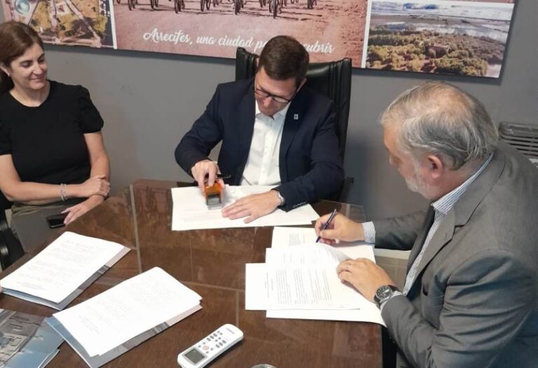 Una realidad: Arrecifes firmó el convenio con la UNSADA