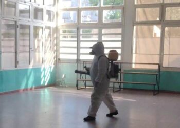 Empezó la desinfección y el desmalezamiento en establecimientos educativos