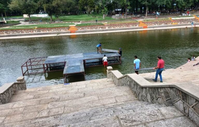 Música sobre el agua: ya colocaron el escenario en el río
