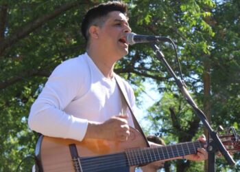 Gustavo Raggio llega a la Peña en la Terraza del Balneario