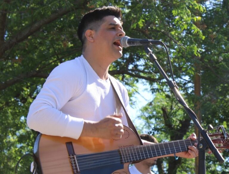 Gustavo Raggio llega a la Peña en la Terraza del Balneario