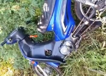 VIDEO. Dejó la moto estacionada con la llave puesta y se la llevaron