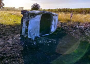 Vuelco e incendio de auto misterioso en ruta 8
