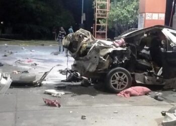 VIDEO. El auto de una policía explotó y quedó cubierto de cocaína