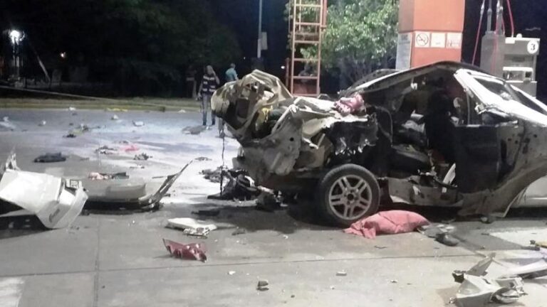 VIDEO. El auto de una policía explotó y quedó cubierto de cocaína