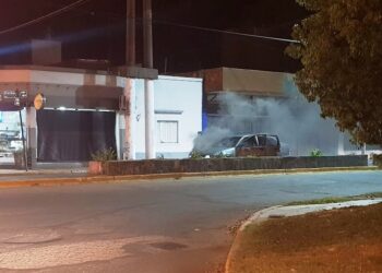 Se incendió un auto en la calle