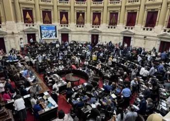 Diputados aprobó en general el proyecto de Ley Ómnibus y siguen los incidentes