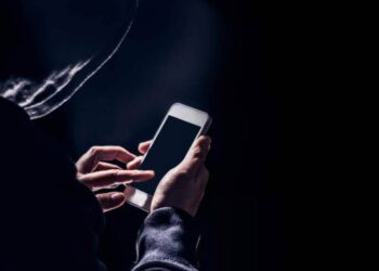 Le robó un teléfono a su abuela y lo detuvieron