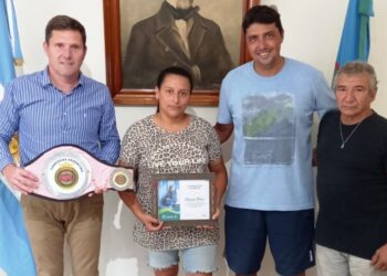 El intendente Bouvier distinguió a la boxeadora Eliana Díaz