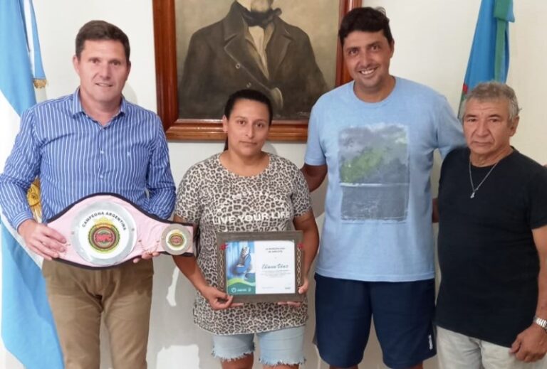 El intendente Bouvier distinguió a la boxeadora Eliana Díaz