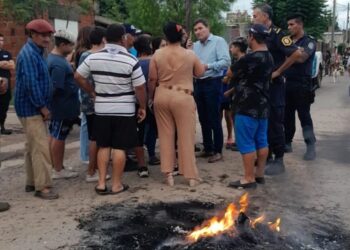 Bouvier fue a hablar con vecinos en el piquete contra EDEN