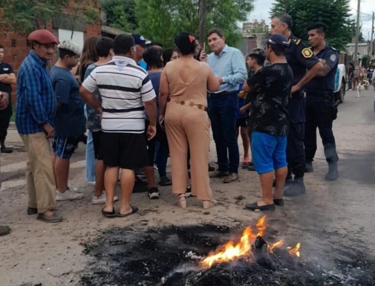 Bouvier fue a hablar con vecinos en el piquete contra EDEN