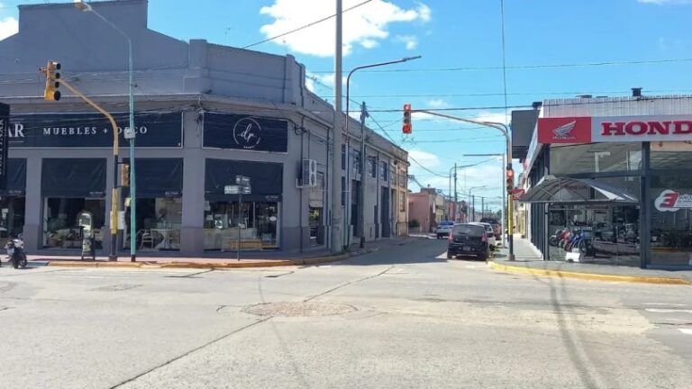 ¿Giro a la izquierda en Avenida Merlassino y Urquiza?