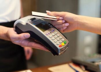 Cambia la forma de pagar con tarjetas de crédito y débito en comercios