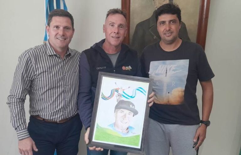 El intendente Bouvier distinguió a Carlos Balbarani