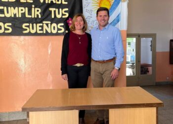 Donación de pintura, membrana y amoblamiento a establecimientos educativos