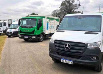 Kicillof entregó cuatro vehículos en Carmen de Areco