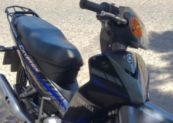 Le robaron la moto a una policía