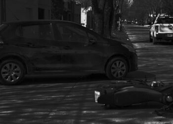 Otro choque entre un auto y una moto