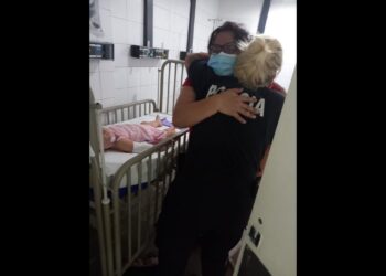 VIDEO. Policías héroes salvaron la vida de una criatura