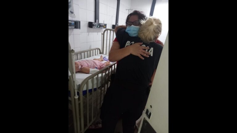 VIDEO. Policías héroes salvaron la vida de una criatura