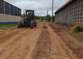 Retoman trabajos de bacheo y arreglos de calles de tierra