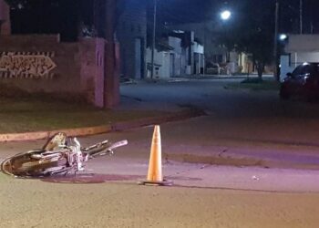 Fuerte choque entre una moto y un auto