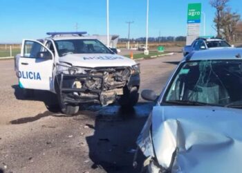 Un patrullero chocó violentamente a un auto en ruta 8