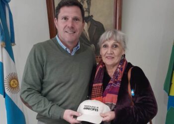 El intendente Bouvier reconoció a auxiliar docente jubilada