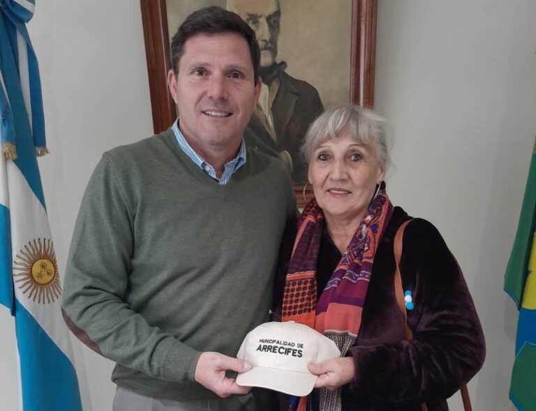 El intendente Bouvier reconoció a auxiliar docente jubilada