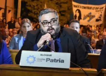 Peralta: “El Intendente le dio un aumento del 90% a escondidas a su mujer”