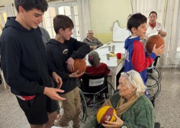 Chicos del club Ricardo Gutiérrez visitaron el Hogar de Ancianos