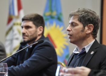 Raro: el gobernador Kicillof le entregó 80 patrulleros a Santa Fe y 15 ambulancias a Chubut