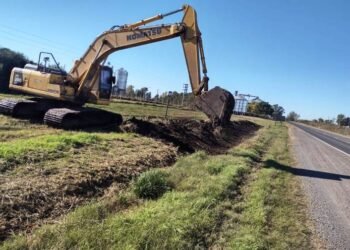 Limpieza de cunetas en el Sector Industrial Planificado