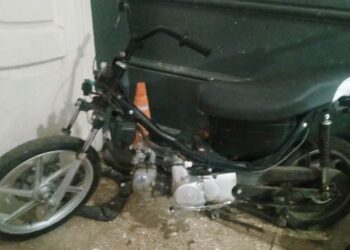 Le robaron la moto y la encontraron pelada