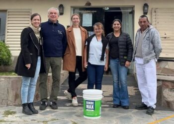Donación de pintura para centro de salud