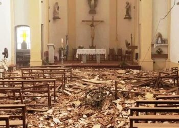 Celebraron misa y al rato se cayó el techo de la iglesia