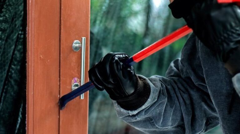 Robó en una casa de barrio Las Flores y fue detenido