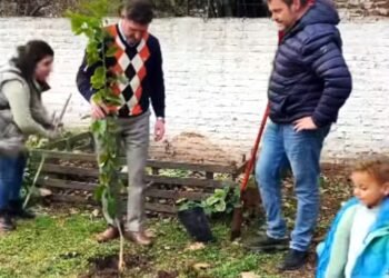 El intendente Bouvier plantó un árbol en el Jardín Maternal