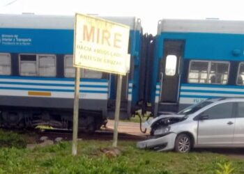 Un tren embistió a un auto en Mercedes