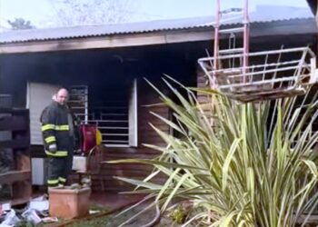 Pérdidas casi totales por incendio de dos casas en la Villa