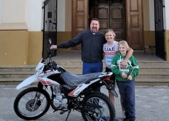 Marcos Di Palma le regaló una moto al cura de Rojas para recorrer los barrios