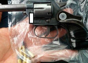 Le robó un teléfono apuntándolo con un revólver y lo detuvieron